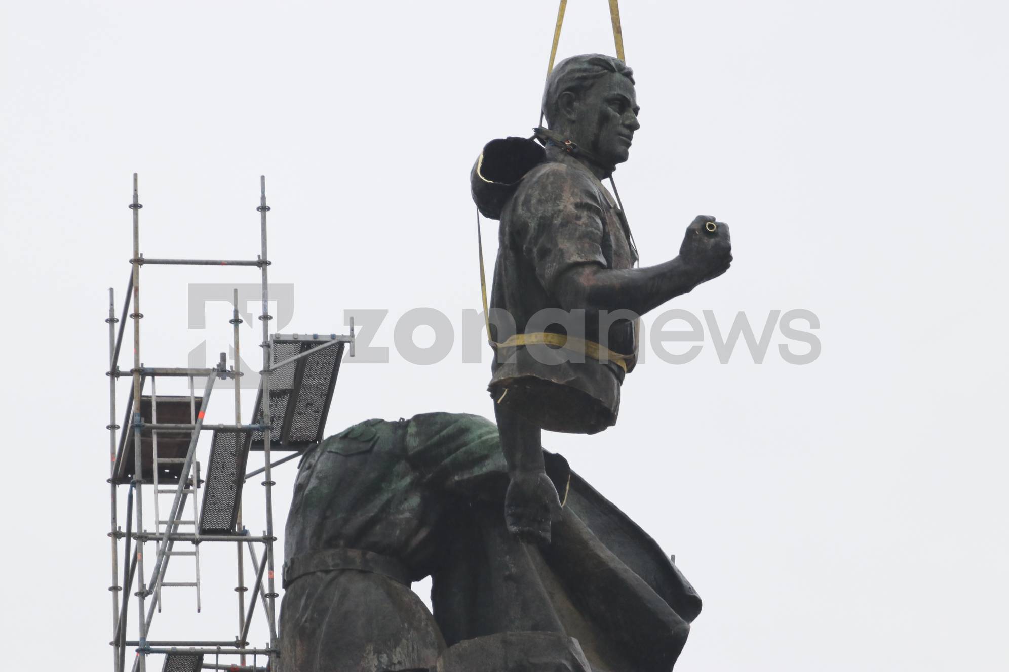 Демонтаж на фигурата на българския работник 